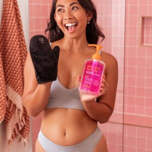 b.tan Glow Your Own Way Clear Self Tan Gel enriched with hyaluronic acid + vitamin c, no rinse required - Image 4