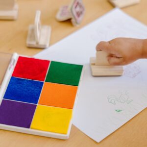 Melissa & Doug Rainbow Stamp Pad - 6 Washable Inks - Image 3